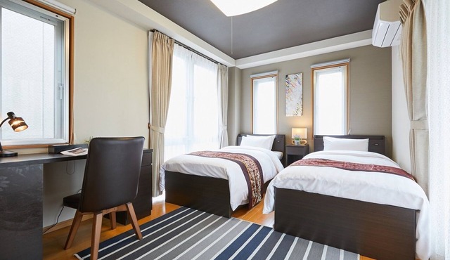 * Good location in a lively commercial area * Excellent access to tourist spots