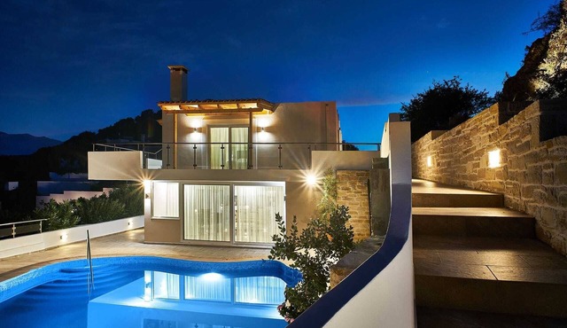 Hannah Villa Stalos: spacious, quiet villa w/sea and mountain view