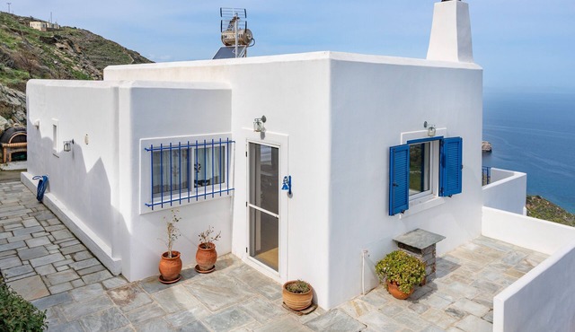 Holiday Home 'Blue and White' with Sea View