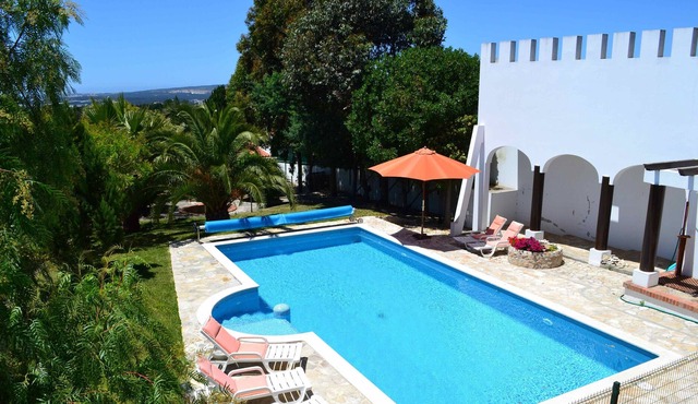 Huge salt water heated pool, BBQ, WiFi, child focussed.