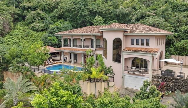Huge Villa - Secluded Setting - Tons of Amenities