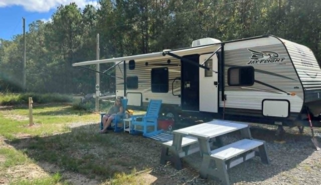 Jayco RV on Half Acre next to PeeDee River!