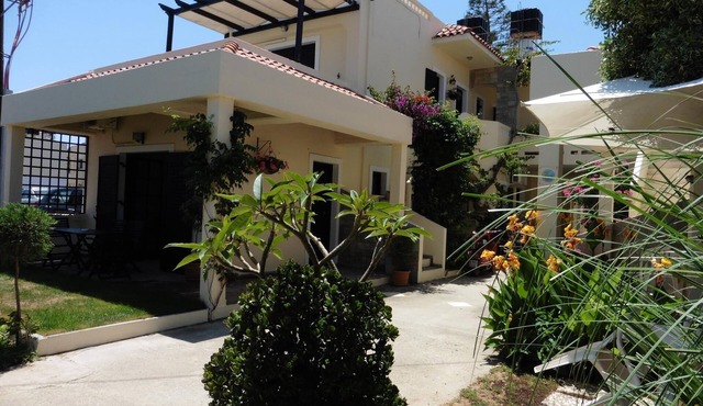 Julie's studio,2 minutes walk to beach, near Heraklion,Knossos and famous sites!