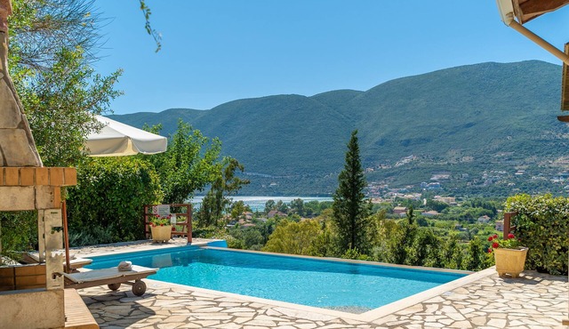 Kerithra Villa, overlooking Vasiliki bay, close to the beach and other amenities