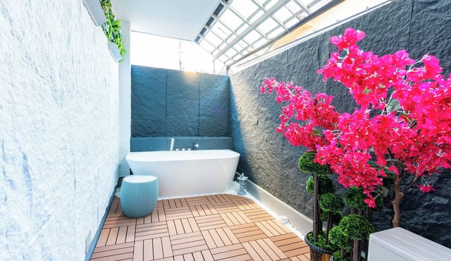 Lrge New Luxury Home 1 Minute walk to Station 6 Min Ride to Namba Great for USJ