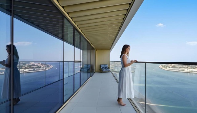 Luxury 2BR Emaar Beachfront with Private Beach & Infinity Pool, Palm Jumeirah & Atlantis Views