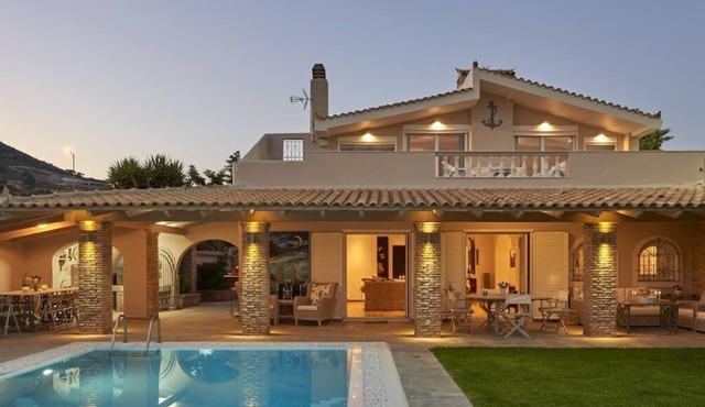 Luxury 4 bdrm Villa with Pvt Pool on the beach