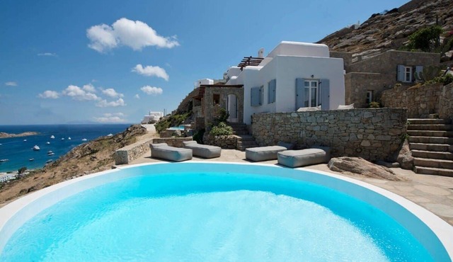 Luxury 4 Bedroom Villa with Pool