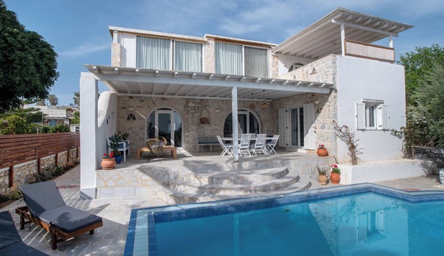 Luxury Cycladic Cave Villa: Private Pool, Jacuzzi & Garden Oasis