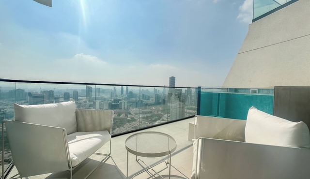 Modern 1 Bedroom with Private Balcony Pool
