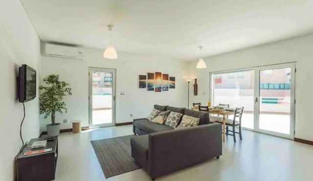 Modern, 2 bed apartment near the beach