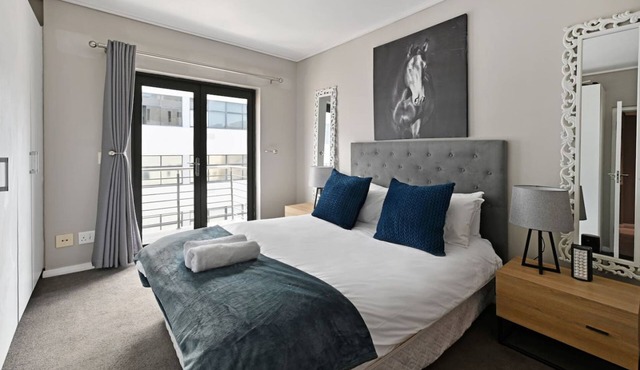 Modern 3-Bed Apt | Designer Touch & Mountain Views