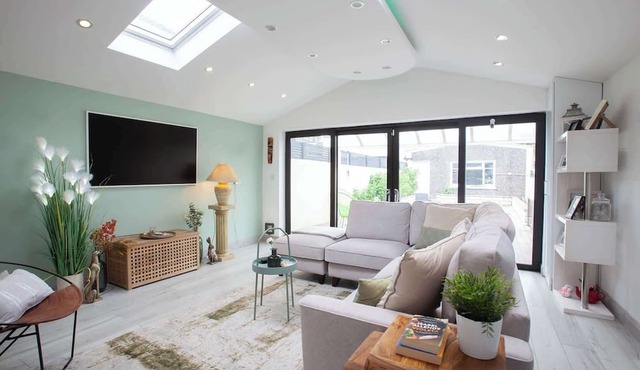 Modern 3BDR Home w Garden