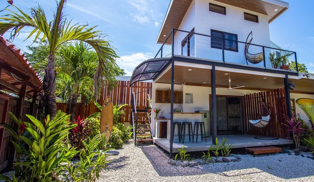 Modern And Central To Amazing Beaches!