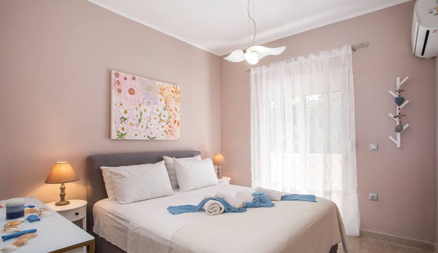 Modern and cozy bungalow, close to traditional villages and airport