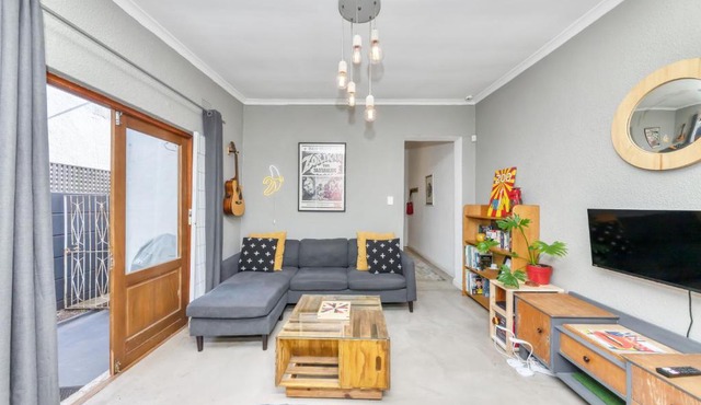 Modern and Stylish 2 BD House in Claremont