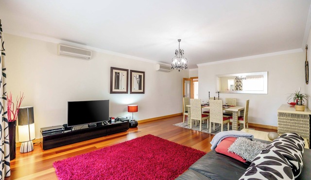 Modern & Spacious Flat with Pool close to Oura