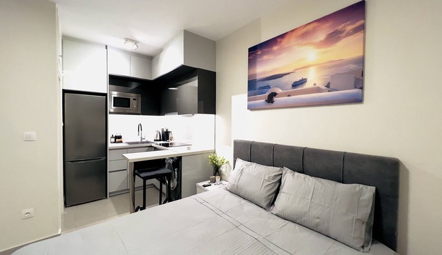 Modern studio between city center and Glyfada (5 mins from metro Elliniko)