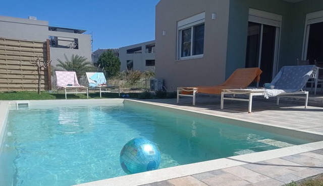 Nostalgico private pool 2 minutes by foot from the beach!