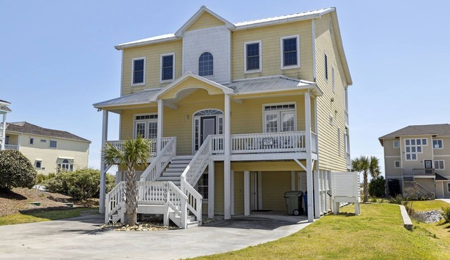 Oceanfront, private pool,hot tub,elevator located in the Dolphin Ridge community