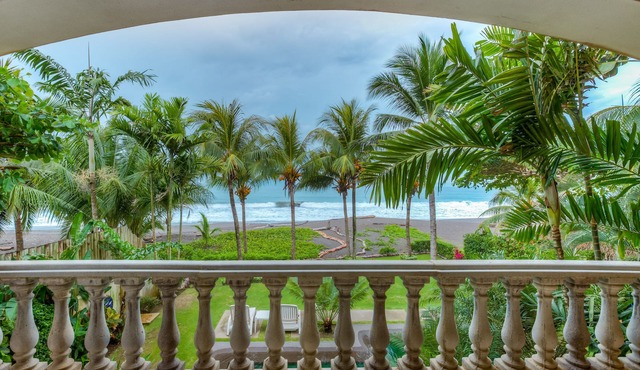OCEANFRONT! Wake up and surf. Simply paradise!