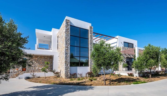 Olive Green Haven-3BR-Private Parking-Balcony