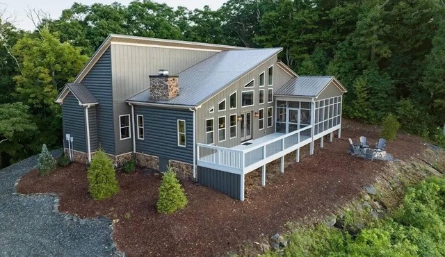 Panoramic Point-Upscale Mountain Top, Hot Tub, Wifi, Smart TV's, Pet Friendly