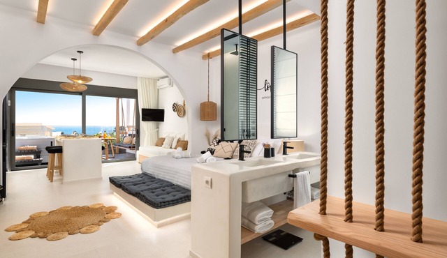 Pefkos Allure Luxury Suites with an outdoor Jacuzzi