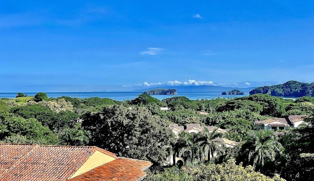 Penthouse with ocean view and walking distance to the beach