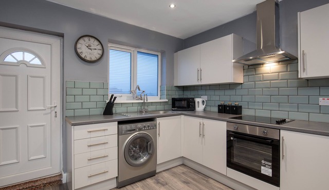Peterlee Central Apartment Sleeping 16 guests