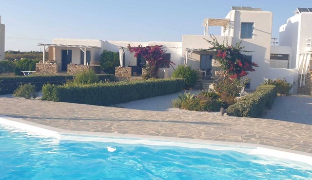Plaka Sunset Apartment Naxos with swimming pool, garden, terrasse with see view