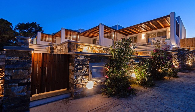 Premium Suites on Greek island with beach access and private pool