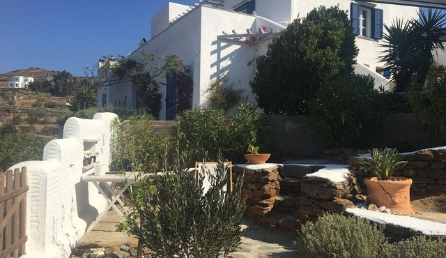 Private ground flat for a family with 2 children in a beautiful Cycladic Villa