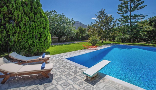 Private villa w/large pool, walking distance from beach, near Athens