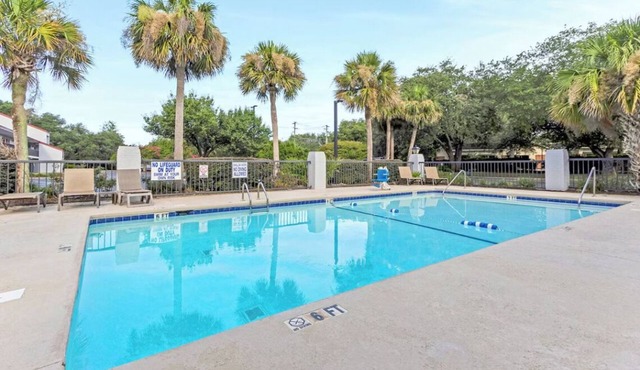 Quiet Space for Charleston Adventures–Minutes from Local Gems