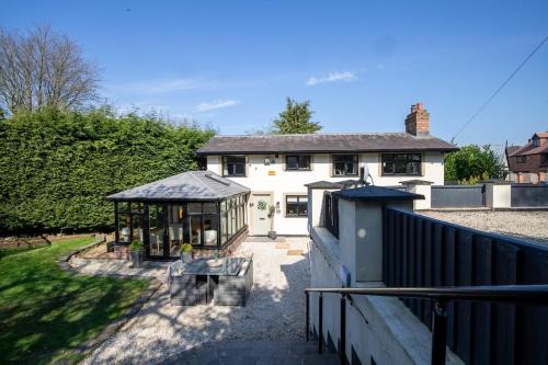 Rainbow Cottage Spacious Detached Home, Hot Tub, Sleeps 7