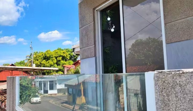 Ramos Studio - All you need in León: Relax with AC, WiFi &Hot Water +Garage