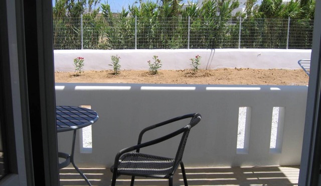 Romantic modern studio D on the ground floor - 2 min. from Plaka beach, Naxos