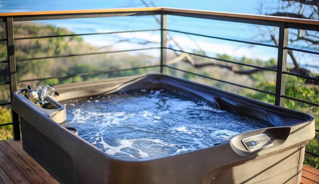 Romantic yet Modern on the top of a mountain, magnificent view, private Jacuzzi.