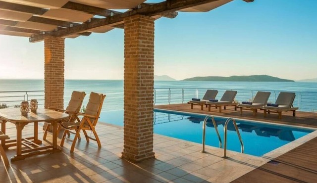 Seafront 'Karavi Villa'; 270° views & sea access