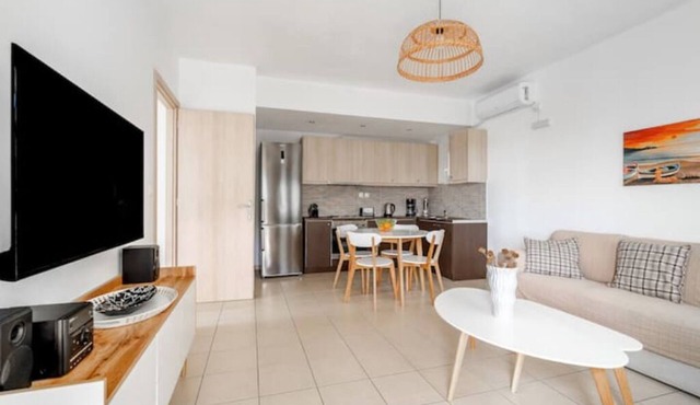 Seaside 2-BDR Luxury Suite #1 Pool & Sea Views