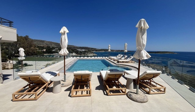 SeaWave Villa I with Heated Pool & Jacuzzi, By Hellocrete