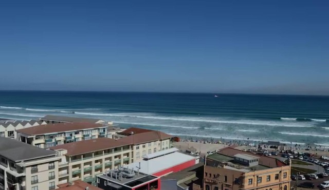 Secure apartment with stunning sea views and 2 min to the sea/Surfers Corner