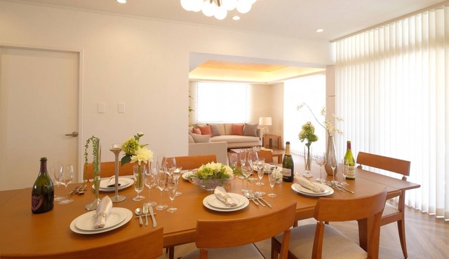 Sophisticated natural interior that shines in brig / Naha Okinawa