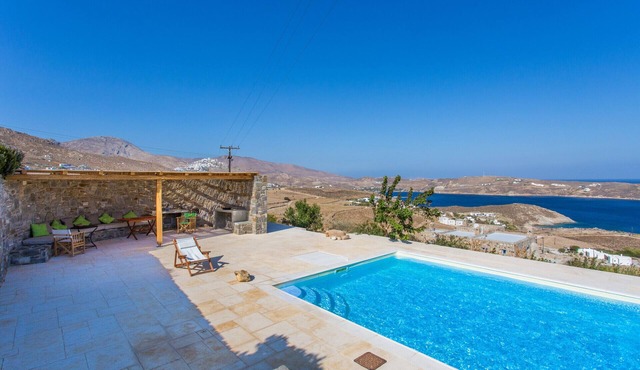 Spacious 6 bdrm Stone Villa with Pool