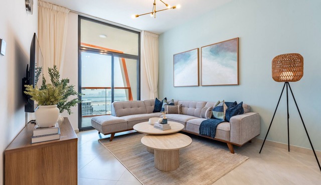 Spacious Balcony with Breathtaking Creek Views, Short Drive from Zabeel Stadium