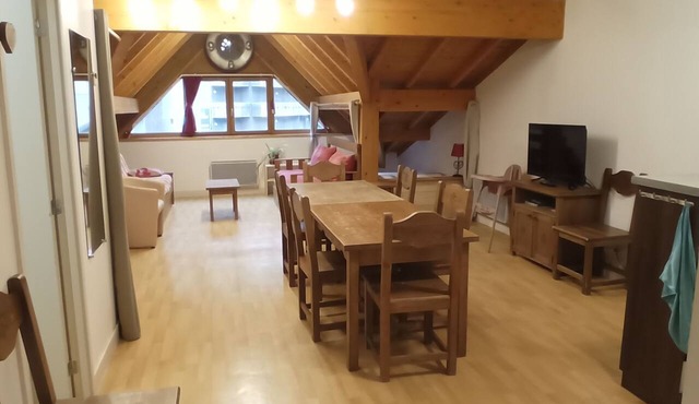Spacious studio/loft, ideal for families. The charm of exposed beams and wood.
