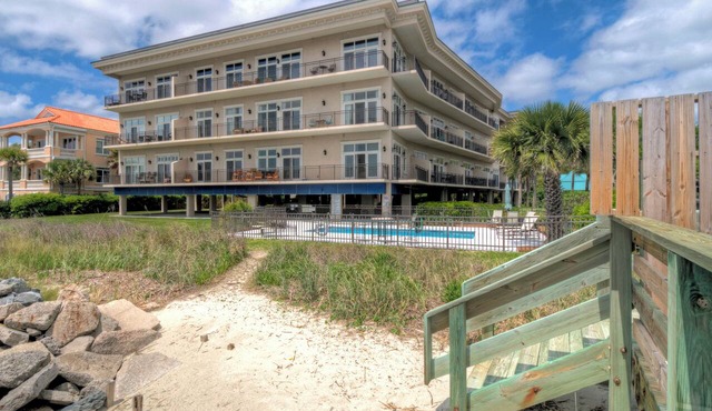 St. Simons Oceanfront Condo Elevator Walk to Beach Great Pool