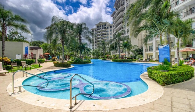 Stay in the heart of Jacó — steps from the beach, restaurants, nightlife, and bus stops. Enjoy 24/7 security, parking, a shared pool, and jacuzzi.