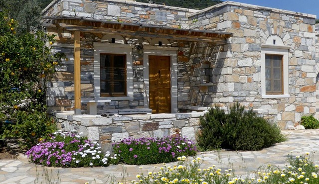 Stone-built houses Azalas, very quiet, by the beach, with fireplace